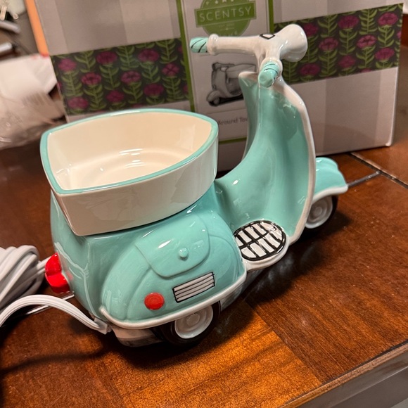 Scentsy Teal Around Town Retired Scooter Wax Warmer - Picture 4 of 5